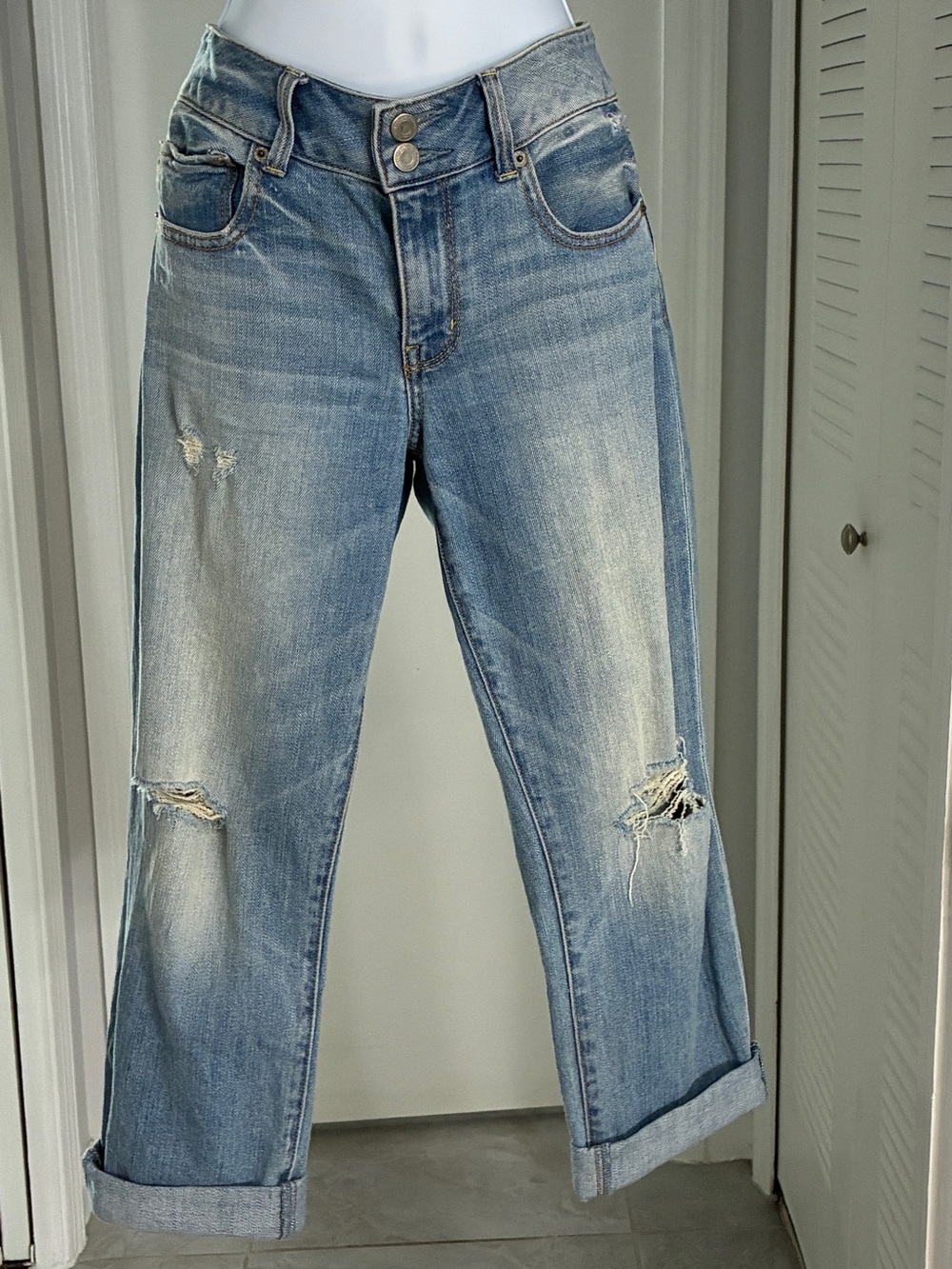 American Eagle Outfitters Light Blue Distressed Boyfriend Cropped/Capri Jeans